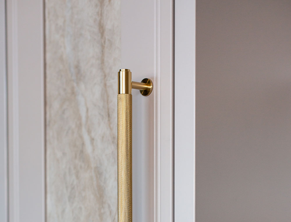 close up of golden hinge handle